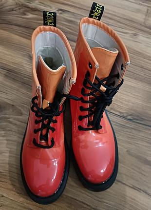 Стильні жиночі високі чоботи, сапожки лакіровані dr.martens by day-vin shoes paris