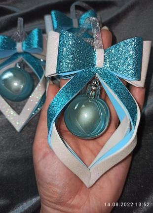Блакитна новорічна іграшка на ялинку2 фото