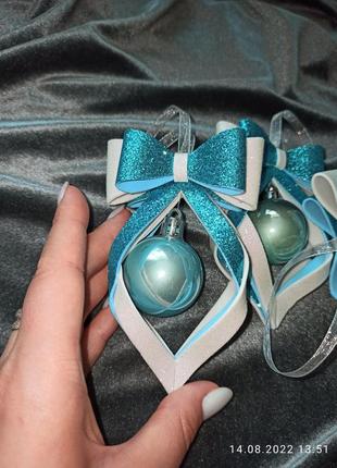 Блакитна новорічна іграшка на ялинку4 фото
