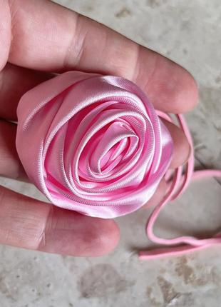 Оригинальный трендовый атласный розовый чокер роза на шею6 фото