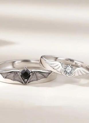 Трендовые парные кольца с крылышками и кристаллами1 фото