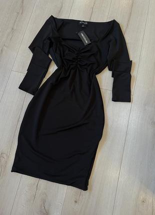 Черное облегающее платье с длинным рукавом