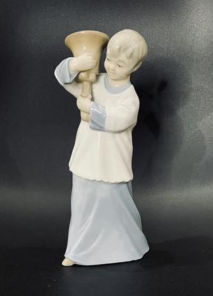 Фарфоровая статуэтка мальчик с колокольчиком испания1 фото