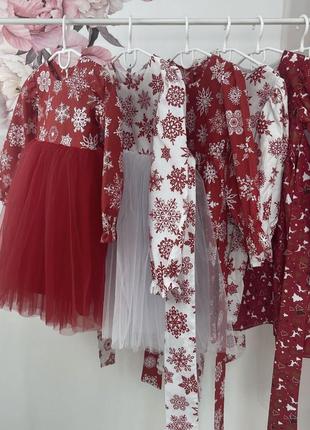 Новогодние платья из хлопка для девочек платье снежинки белое красная4 фото