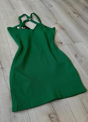 Облягаюча зелена сукня на брительках3 фото