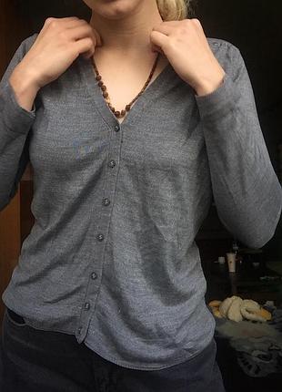 Сіра легка накидка на ґудзиках