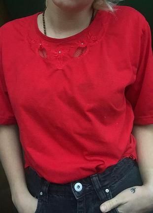 Червона футболка