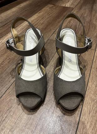 Босоніжки нові