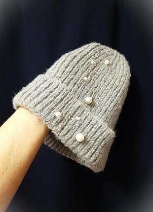 Дуже тепла шапка з відворотом зимова/демісезонна сіра декор нашивні намистини перлинні жіноча