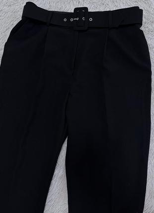Трендовые черные брюки с поясом1 фото