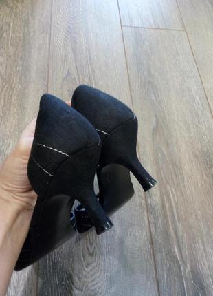 Черные замшевые с белой строчкой ремешок через ножку босоножки туфли clarks6 фото