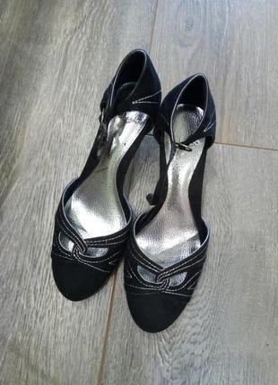 Черные замшевые с белой строчкой ремешок через ножку босоножки туфли clarks10 фото