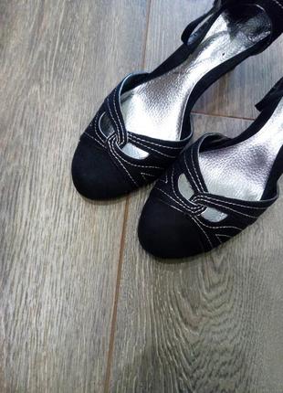 Черные замшевые с белой строчкой ремешок через ножку босоножки туфли clarks5 фото