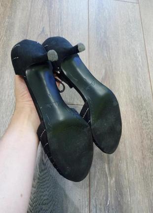 Черные замшевые с белой строчкой ремешок через ножку босоножки туфли clarks4 фото