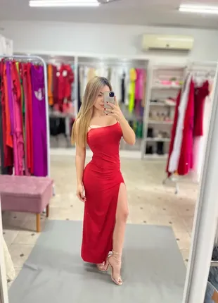 Красное платье макси с вырезом3 фото