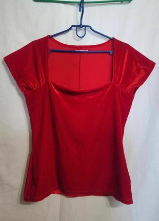 Красная бархатная блуза для новогоднего образа.