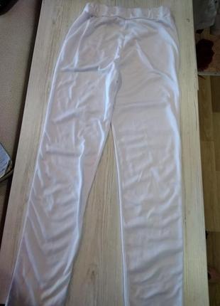 Супер белые спортивные брюки,на флисе с карманами по бокам,высокая посадка.7 фото