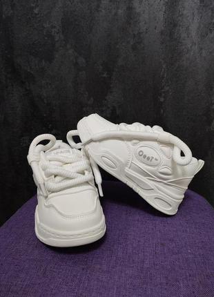 Кросівки білі4 фото
