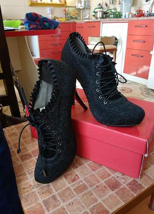 Стильные ботильоны серебристого цвета