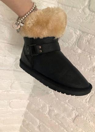 Шикарные угги (ugg) чёрного цвета под кожу с красивой фурнитурой