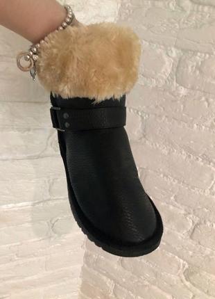 Шикарные угги (ugg) чёрного цвета под кожу с красивой фурнитурой3 фото