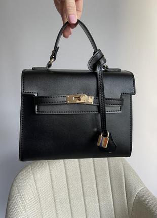 Трендовая сумочка с замочком черная