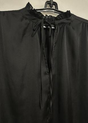Черная шелковая блуза с воротничком на завязках next2 фото