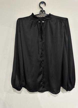 Чорна шовкова блуза з комірцем на зав‘язках next