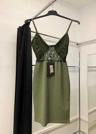 Sale втягивающее платье на тонких бретельках с кружевом цвет хаки prettylittlething