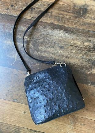 Маленькая чёрная кожаная сумка страус