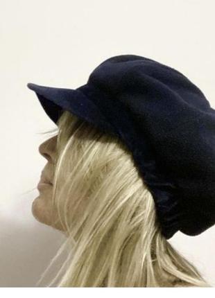 Стильна жіноча оксамитова кепка (італія) у відмінному стані.