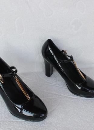 Черные туфли 40 размера на устойчивом каблуке