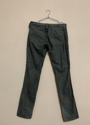 Серые джинсы с вертикальной полоской3 фото