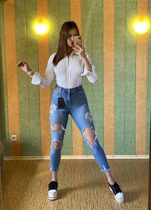 Крутые джинсы с вышивкой new look