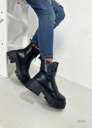 Женские зимние ботинки на высокой подошве черные кожаные на экомехе1 фото