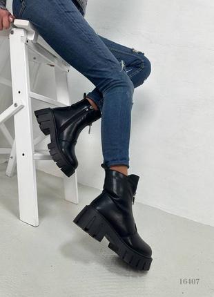Женские зимние ботинки на высокой подошве черные кожаные на экомехе6 фото