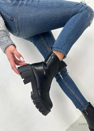 Женские зимние ботинки на высокой подошве черные кожаные на экомехе5 фото