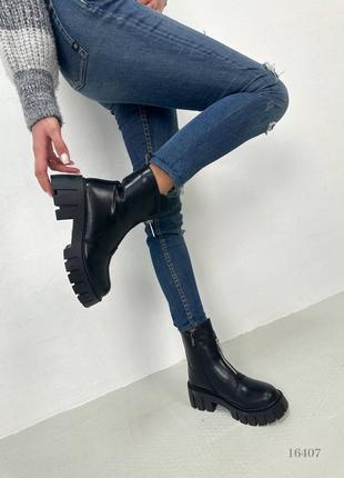 Женские зимние ботинки на высокой подошве черные кожаные на экомехе4 фото