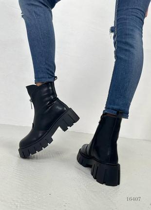 Женские зимние ботинки на высокой подошве черные кожаные на экомехе10 фото