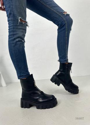 Женские зимние ботинки на высокой подошве черные кожаные на экомехе8 фото