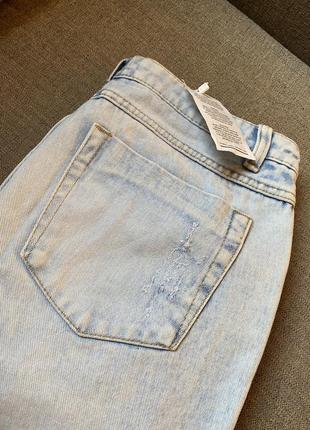 Рваные джинсы mom denim co8 фото