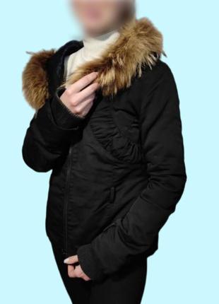 Укороченная, стильная, легкая  куртка с капюшоном и натуральным мехом1 фото