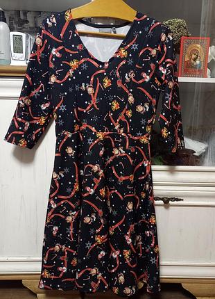 Платье с новогодним принтом