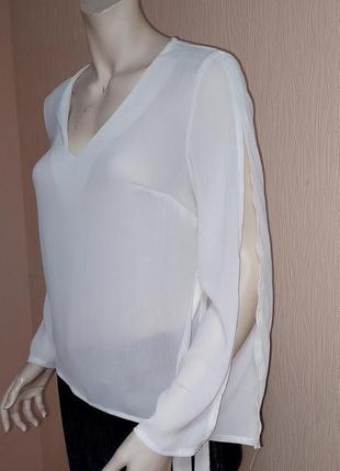 Стильная блузка белого цвета с разрезами на рукавах love & other things, молниеносная отправка3 фото