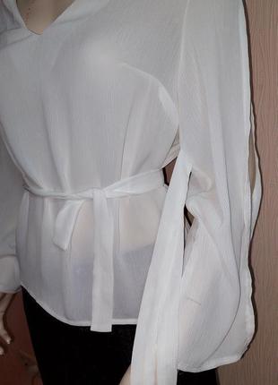 Стильная блузка белого цвета с разрезами на рукавах love & other things, молниеносная отправка6 фото