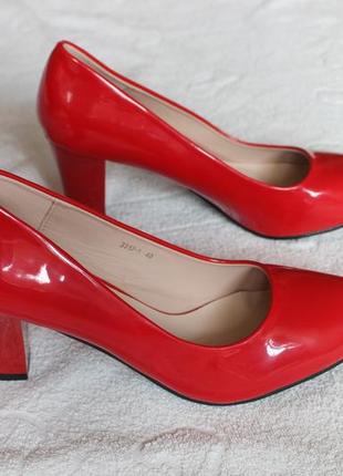 Красные туфли 36, 37 размера на устойчивом каблуке