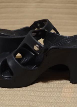 Фирменные изящные черные шлепанцы на высоком каблуке crocs w 5.6 фото