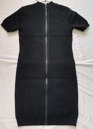 Черное вязаное платье fendi с вышитым логотипом, доступное в наличии.2 фото
