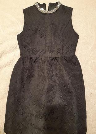 Красивое маленькое черное платье