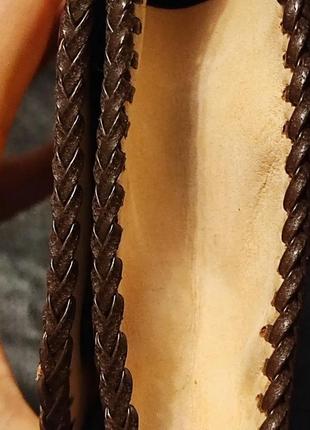 Кожаный клатч кошелек с цветочным дизайном.